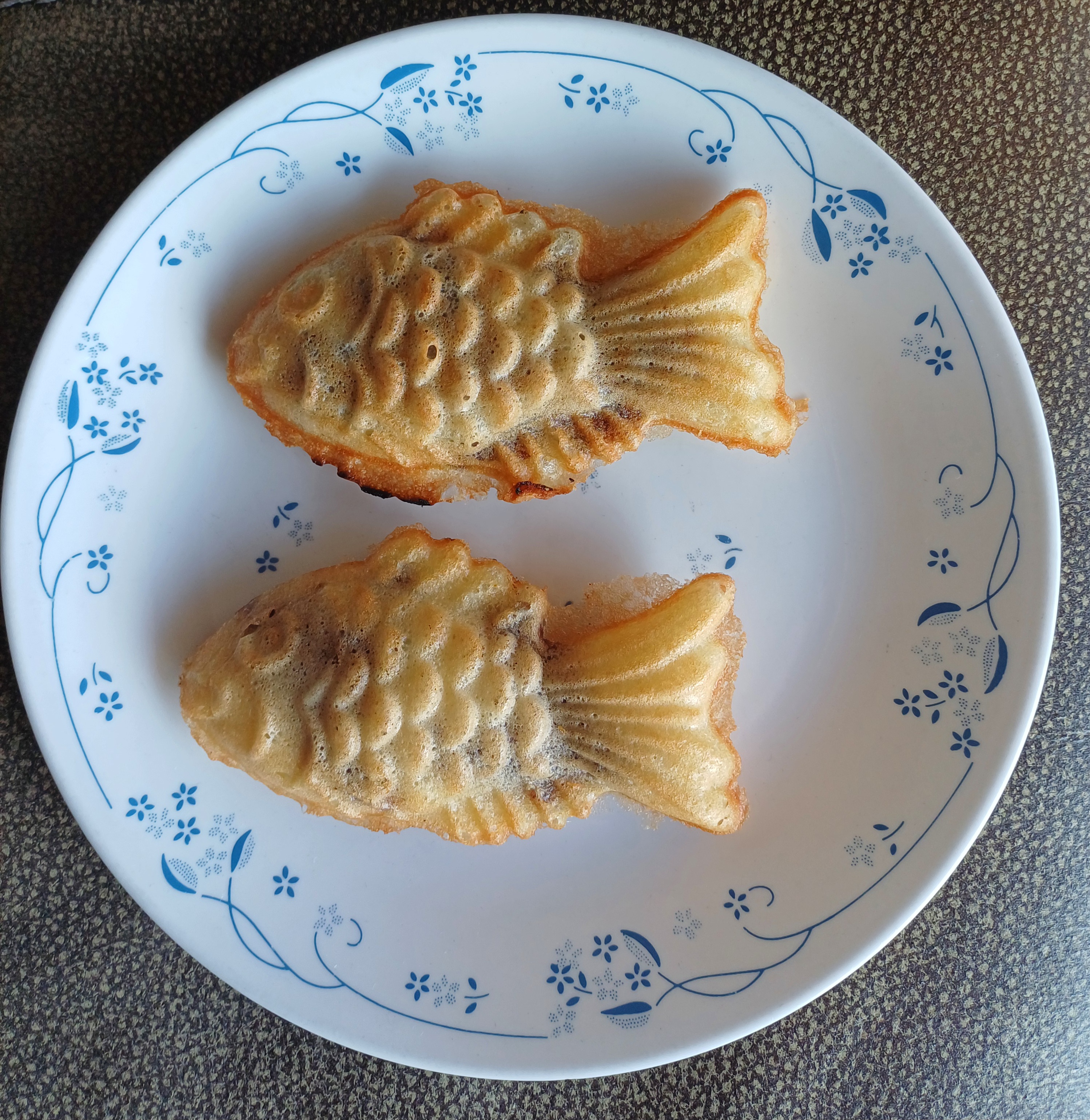 golden-brown color`s bungeoppang