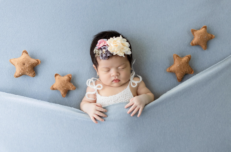 별 모양 소품 옆에서 잠든 신생아 아기, 감성적인 신생아 촬영 사진