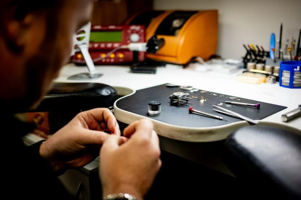 명품시계 수리비용, 보험으로 보상 가능할까