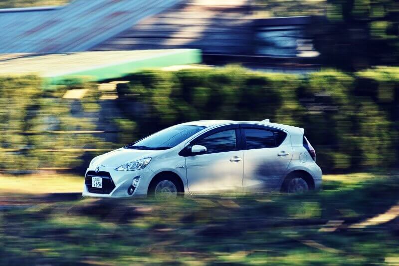 시원하게-달리고있는-흰색-전기-자동차