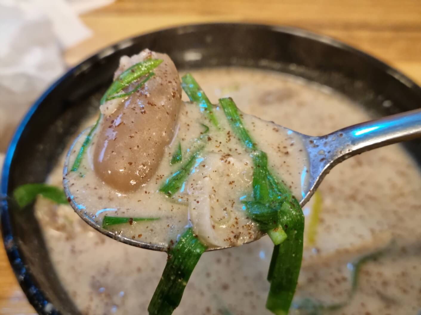 도토리-들깨-칼국수-먹는모습