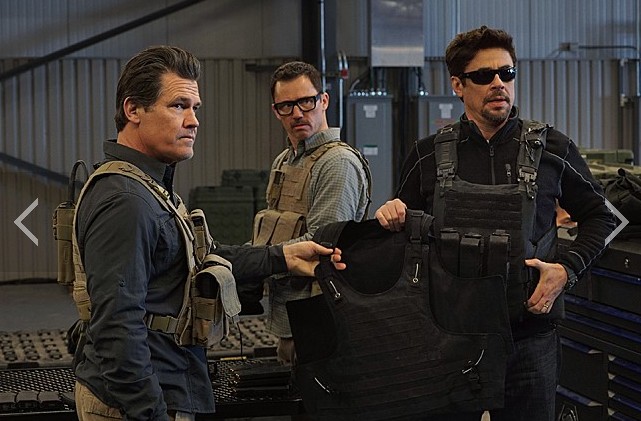 영화 시카리오 속 주인공들이 서 있는 모습