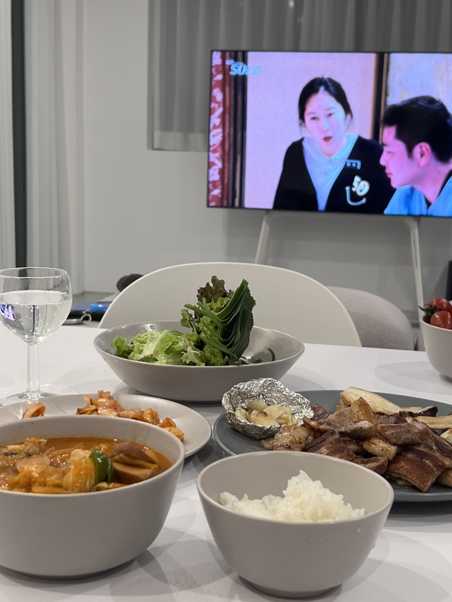 삼겹살 부대찌개 나는솔로 티비에서 방송중