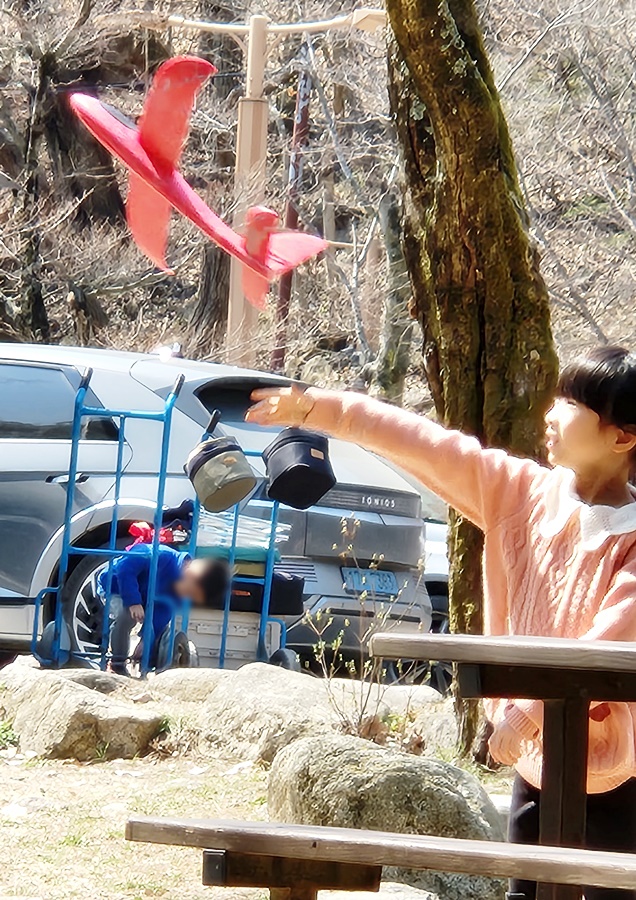 물놀이 대신 비행기를 날리는 쿠앙이