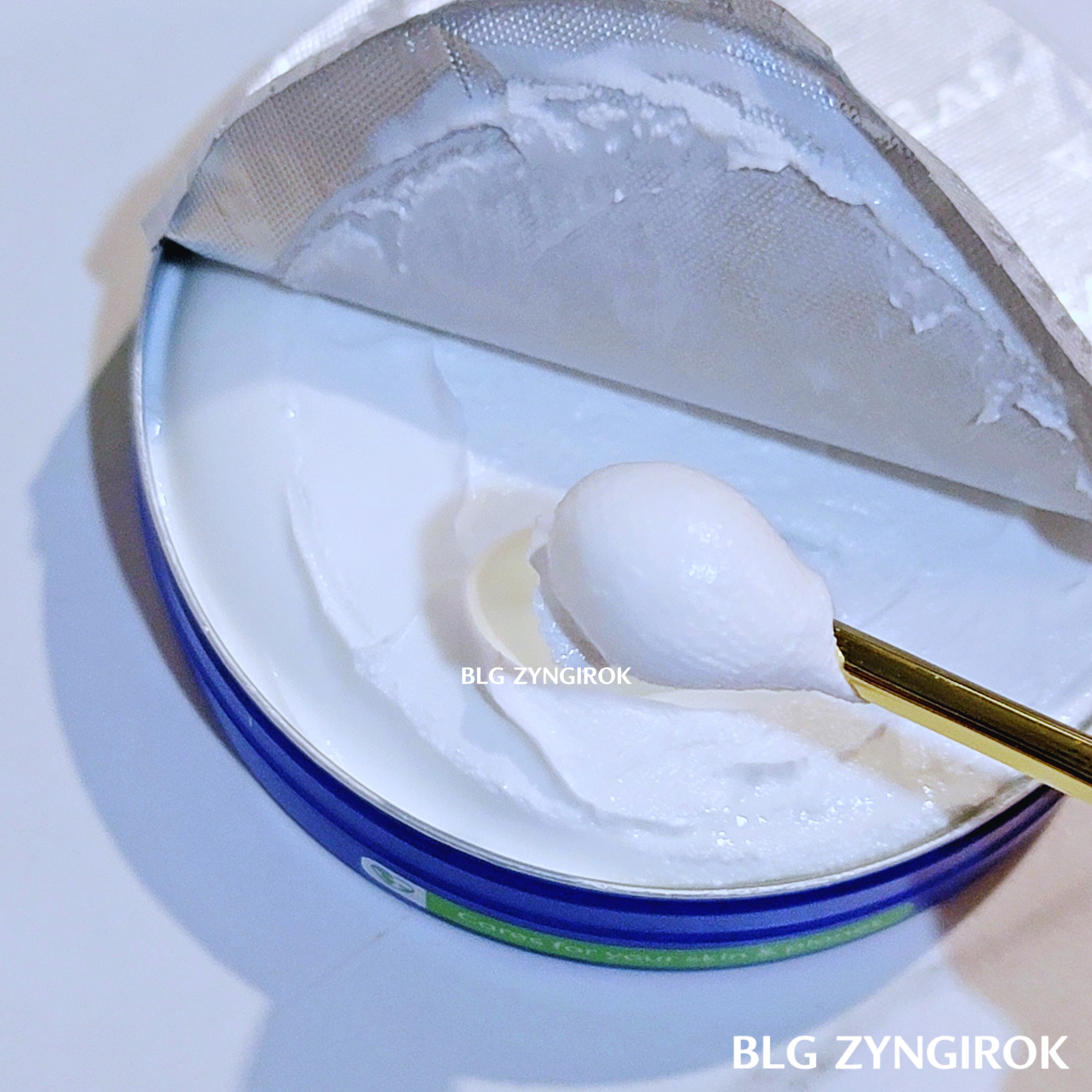 숟가락으로 크림을 뜬 모습이다.