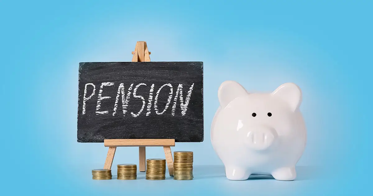 IRP (individual retirement pension) 칠판에 써져있고 옆에 돼지 저금통이 있으며 불어나는 돈, 자산 이미지