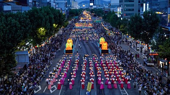 <div style="max-width: 680px; margin: auto; line-height: 1.8; font-size: 17px;">
<h2>서울 연등회 2025, 마음과 세상을 밝히는 봄 축제</h2>
<p>매년 봄, 서울 도심을 환하게 수놓는 연등회가 올해도 어김없이 찾아왔습니다. 부처님 오신 날을 맞아 열리는 이 축제는 전통과 현대가 어우러지는 장관으로, 유네스코 인류무형문화유산에 등재된 우리의 자랑스러운 문화유산입니다. 2025년 연등회는 4월 26일(토)부터 27일(일)까지 주요 행사가 진행되며, 전통등전시회는 4월 16일부터 5월 6일까지 계속됩니다.</p>
<h3>주요 행사 일정</h3>
<p><strong>전통등전시회</strong> (4월 16일 ~ 5월 6일)<br>
불빛을 머금은 한지 등불들이 서울 곳곳을 환하게 밝힙니다. 각양각색의 전통등은 지혜와 자비의 상징으로, 봄밤 도심을 아름답게 수놓습니다.</p>
<p><strong>어울림마당</strong> (4월 26일 16:00 ~ 18:00)<br>
관불의식과 법회, 전통 연희가 펼쳐지는 신나는 마당으로 축제가 시작됩니다.</p>
<p><strong>연등행렬</strong> (4월 26일 19:00 ~ 21:00)<br>
서울의 밤거리를 수놓는 장관. 수많은 등불이 행렬을 이루며 도심을 밝히는 순간, 모두가 함께 평화와 희망을 기원합니다.</p>
<p><strong>대동한마당</strong> (4월 26일 21:00 ~ 23:00)<br>
꽃비가 내리고 손에 손을 맞잡는 어울림의 장. 연등회의 밤은 이렇게 깊어갑니다.</p>
<p><strong>전통문화마당 & 공연마당</strong> (4월 27일 11:00 ~ 18:00)<br>
조계사와 인사동 일대에서 전통문화 체험과 다양한 공연이 펼쳐집니다. 연등 만들기, 전통문양 그리기, 사찰음식 체험 등 풍성한 거리축제를 즐겨보세요.</p>
<p><strong>연등놀이</strong> (4월 27일 19:00 ~ 21:00)<br>
축제의 피날레. 모두가 하나 되어 인사동 거리에서 춤과 웃음으로 마무리하는 특별한 시간입니다.</p>
<h3>연등회의 유래와 의미</h3>
<p>연등회는 무려 1,200년 이상의 역사를 가진 전통 문화입니다. 그 기원은 인도의 고대 불교 경전 ‘현우경’에서 시작됩니다. 가난한 여인 난타가 올린 정성 어린 등불 하나가 끝까지 타오르며, 부처님으로부터 성불의 공덕을 인정받은 ‘빈자일등(貧者一燈)’ 이야기에서 등불의 상징성이 시작되었습니다.</p>
<p>신라 시대에는 황룡사에서 등을 밝히는 '간등(看燈)' 풍습이 있었고, 고려시대에는 국가적인 행사로 연등회를 열어 온 백성이 함께 풍년과 평화를 기원했습니다. 조선시대에는 민속행사로 이어져 남산 잠두봉에서 장안을 내려다보며 등불의 바다를 감상하는 관등놀이가 성행했습니다.</p>
<p>해방 이후 현대 연등회는 다시 부활하여 1955년 제등행렬을 시작으로, 1975년 초파일이 공휴일로 지정되며 참여자가 폭증했습니다. 지금은 누구나 참여할 수 있는 문화축제로 발전했고, 조계사 앞 우정국로에는 전통문화 체험 부스가 열리며 외국인과 시민들이 직접 연등을 만들고 축제를 즐깁니다.</p>
<p>이러한 자발적 참여와 세대 간 전승, 다양성과 평등의 가치가 세계적으로도 인정되어 2020년에는 유네스코 인류무형문화유산 대표목록에도 등재되었습니다.</p>
<h3>마무리하며</h3>
<p>연등회는 단순한 불교 행사가 아닙니다. 모두가 참여하고, 함께 웃고, 하나 되는 시간입니다. 남이 차려준 무대를 바라보는 축제가 아닌, 내가 직접 만들고 즐기는 살아 있는 축제. 올해 연등회에서 여러분도 하나의 등불이 되어 마음과 세상을 따뜻하게 밝혀보시길 바랍니다.</p>
연등행렬 장면