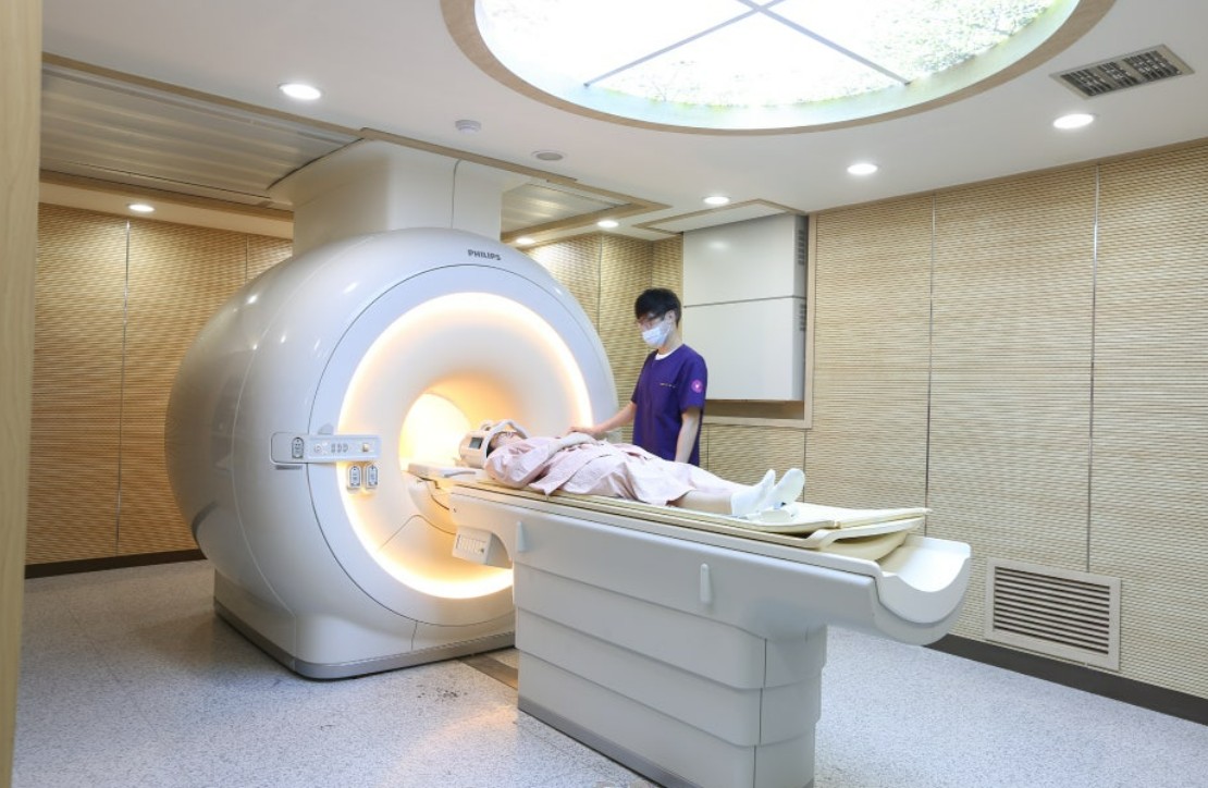 최신 인공지능 기술이 적용된 3.0T Tesla MRI 장비 모습