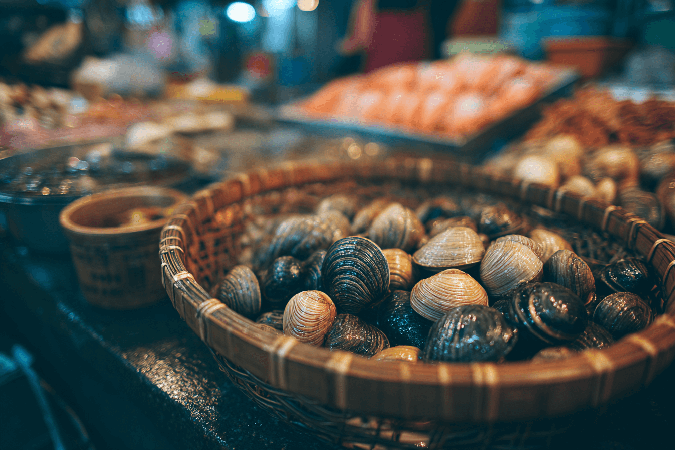 소쿠리에-담겨있는-바지락-이미지