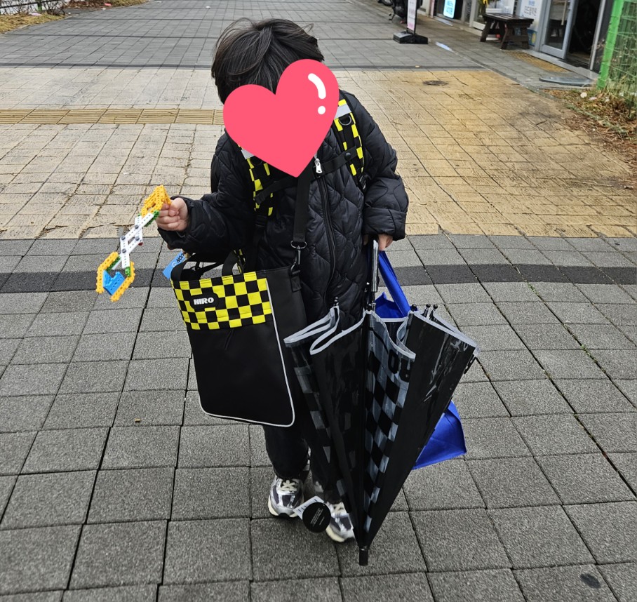 가방, 실내화가방, 우산, 방과 후 수업 재료로 작은 몸에 한짐을 버겁게 바리바리 들고 가는 우리집 둘째