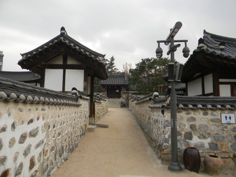 남산골한옥마을 돌담길