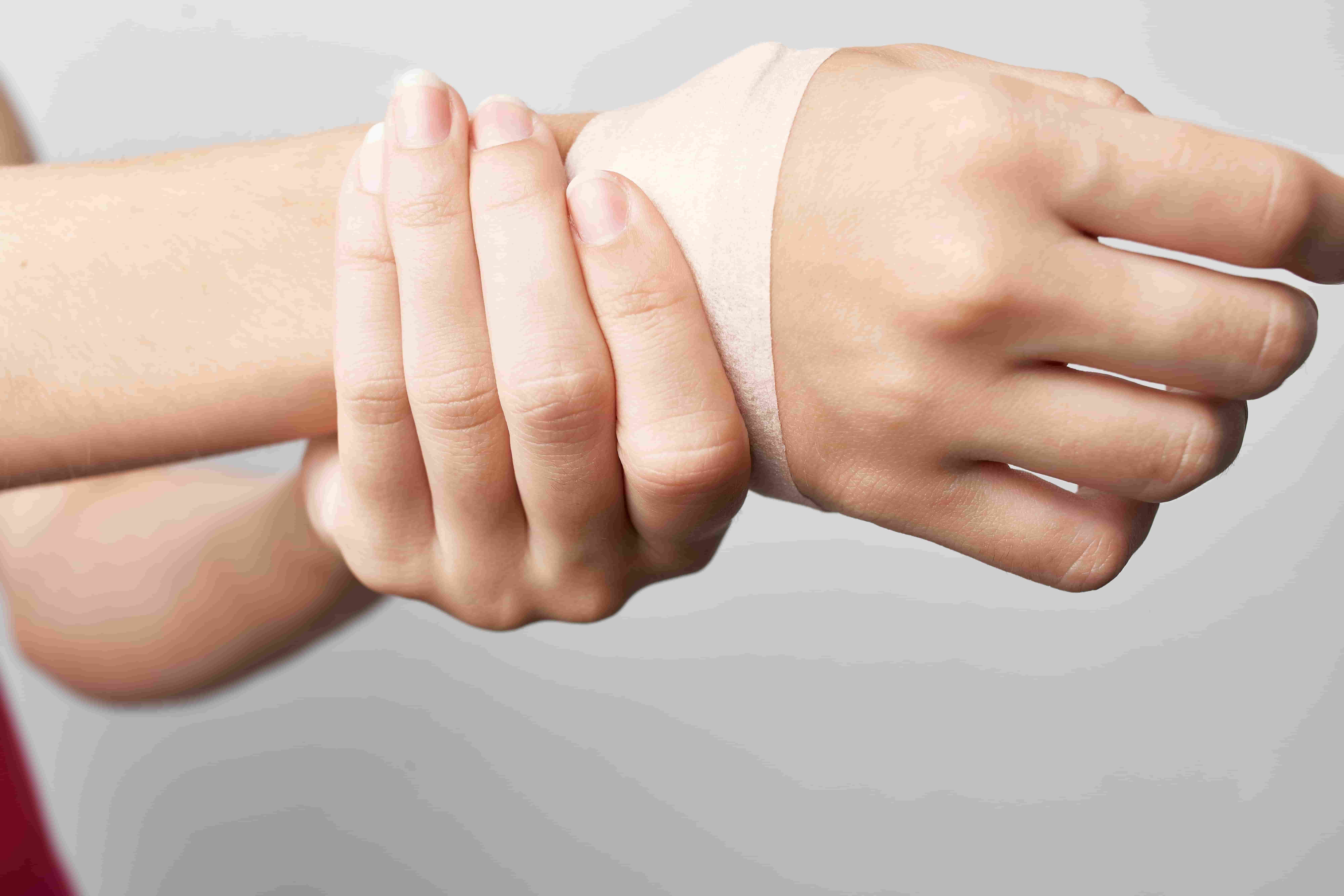 손목에 파스를 붙힌 이미지이다.