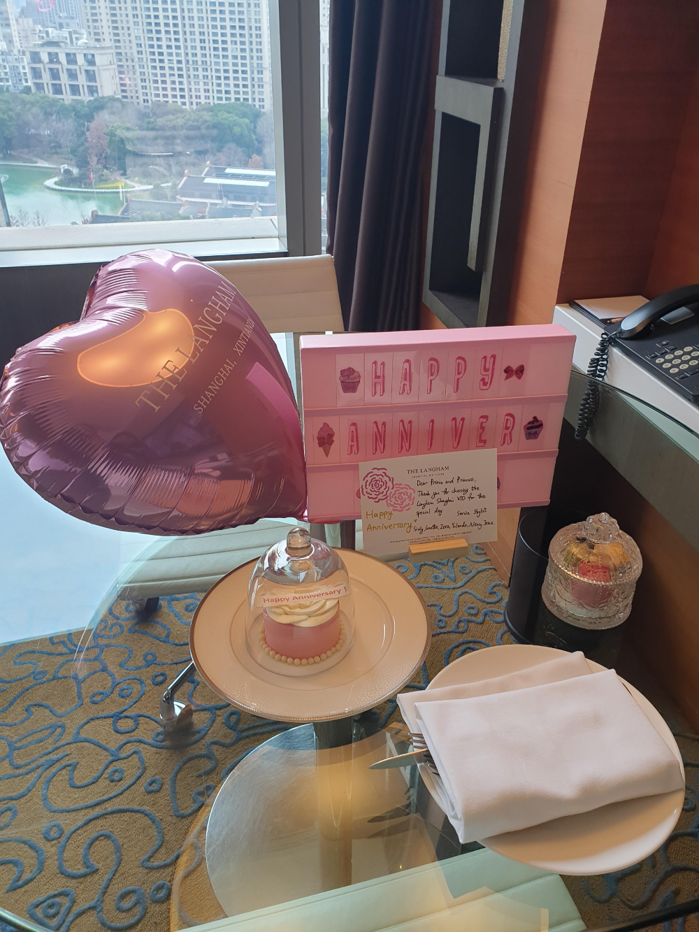 핑크색 풍성과 엽서 그리고 케익과 마카롱이 서브됨