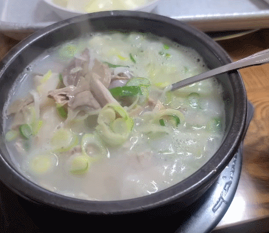 산청 맛집 행님아흑돼지 식당의 섞어국밥은 뽀얀 국물에 고기&amp;#44; 내장&amp;#44; 순대 건더기가 가득 들어있습니다