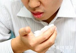 목이 간질간질하고 마른기침이 납니다