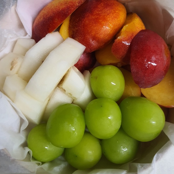 복숭아 포도 참외를 담아 만든 과일도시락