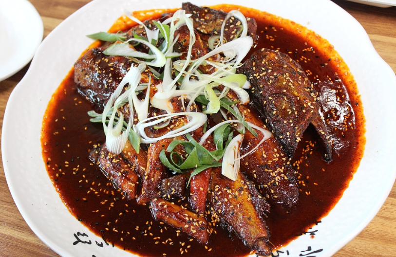 명태조림이 접시에 담겨 있는 사진