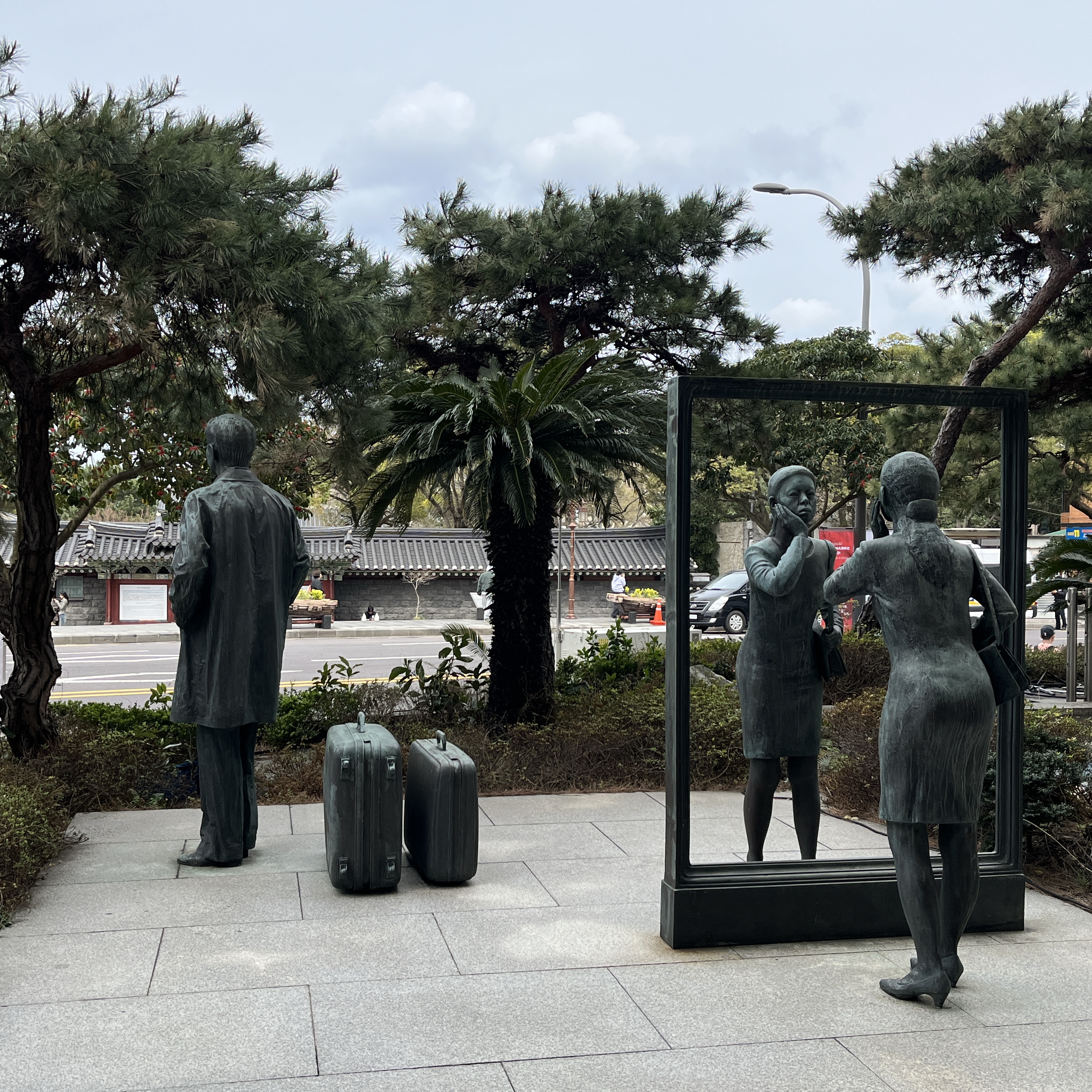 호텔 입구의 조각상