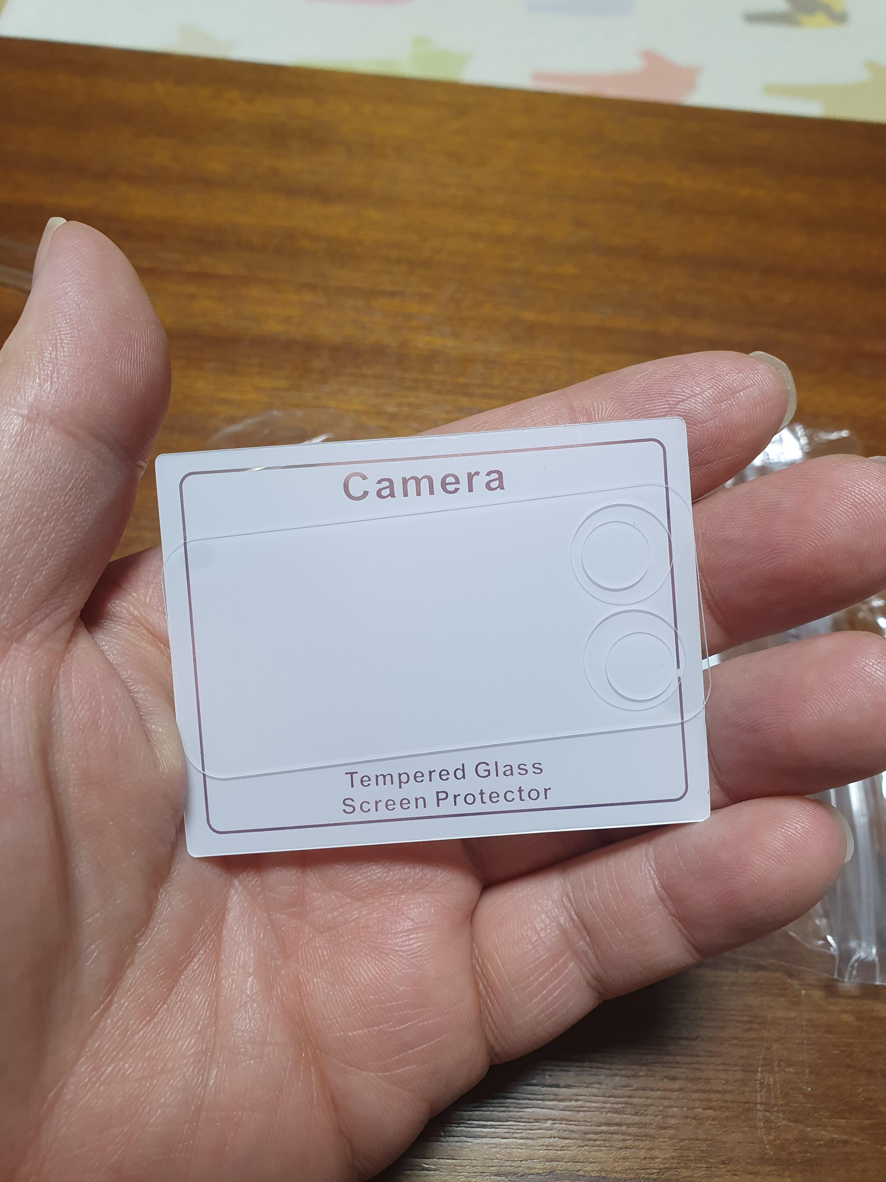 카메라 구멍은 너무 타이트하게 뚫여 있진 않고, 적당히 뚫어져 있습니다.