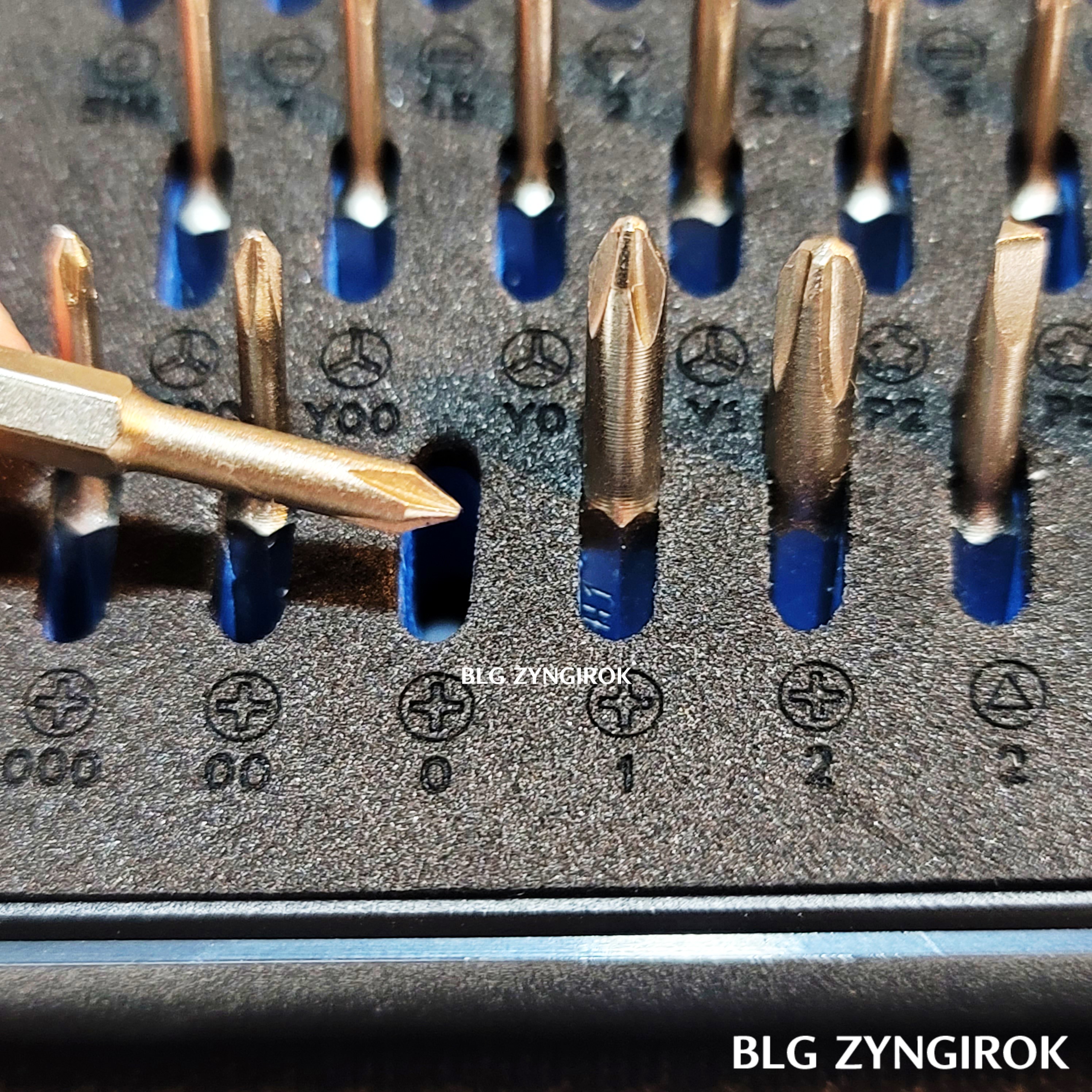 IFIXIT 십자 드라이버 0호가 꺼내져있다.