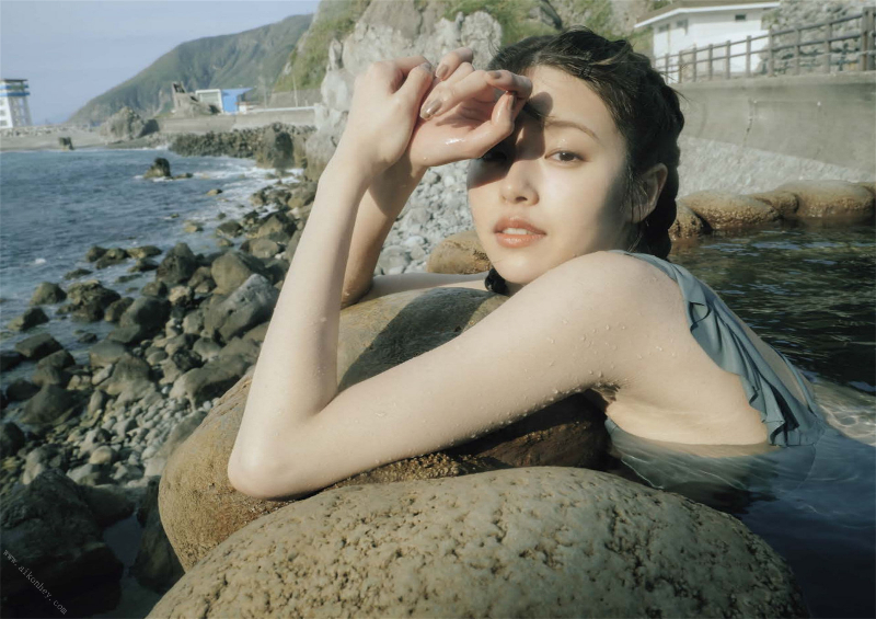 바닷가에서 수영복을 입고 있는 스즈키 유카(Yuka Suzuki)