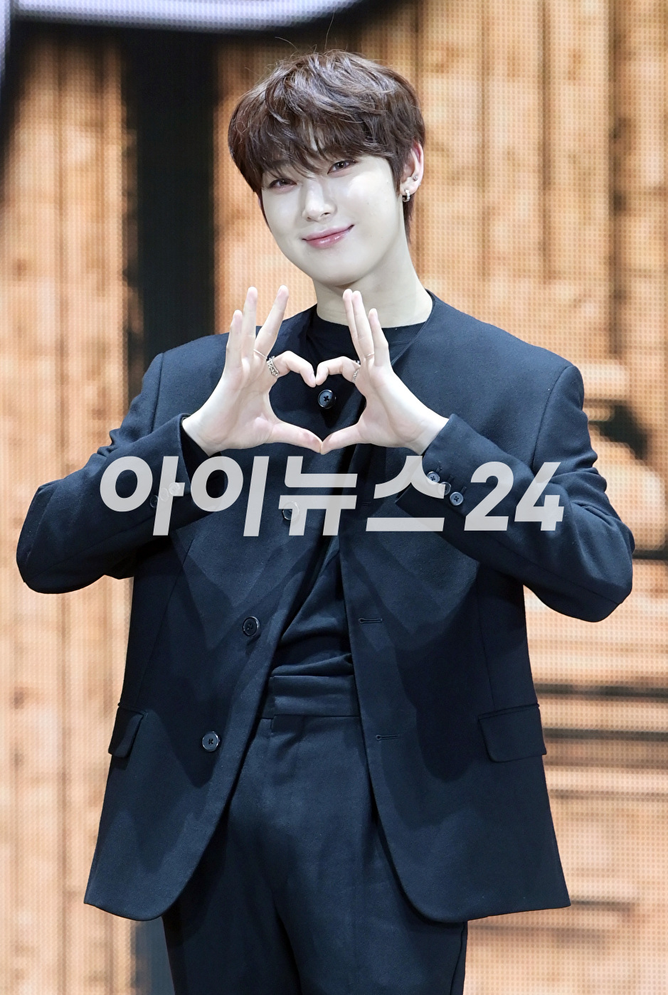 그룹 엔하이픈 선우가 22일 오후 서울 성북구 안암동 고려대학교 화정체육관에서 열린 엔하이픈(ENHYPEN) 미니 4집 &#39;다크 블러드(DARK BLOOD)&#39; 발매 기념 미디어 쇼케이스에서 포토타임을 갖고 있다. [사진=정소희 기자]