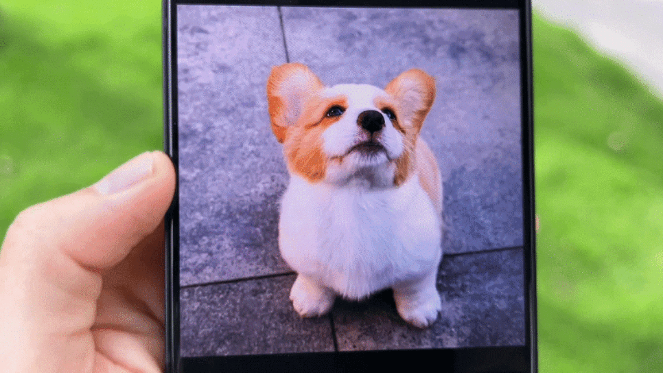 iKKO Mind One Pro 50MP 회전 카메라로 셀카와 후면 촬영을 전환하는 모습