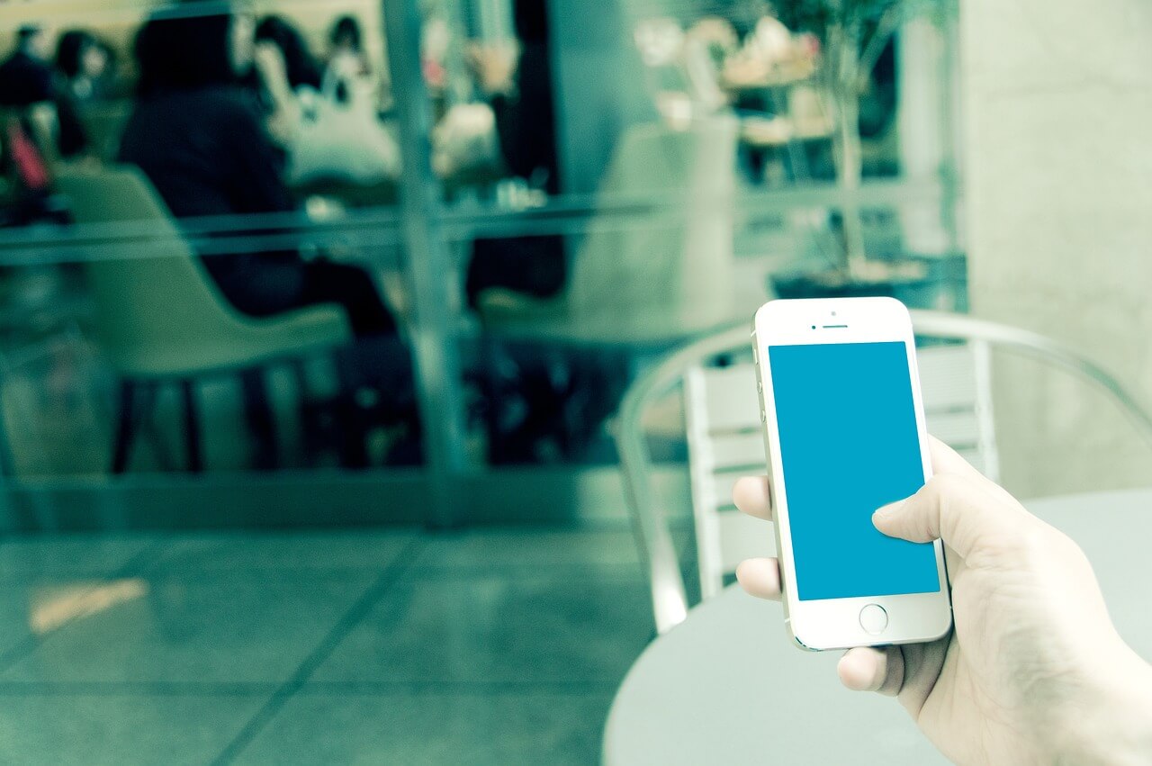 아이폰 교통카드 앱을 켜고 대중교통 사용을 준비하는 사용자