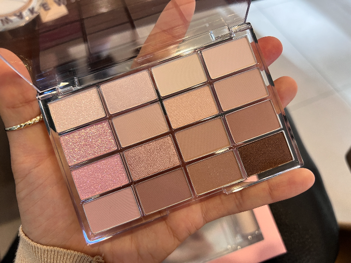 웨이크 메이크 생기블러링 섀도우 팔레트