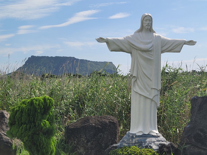 성산일출봉과 성산포성당 예수성심상