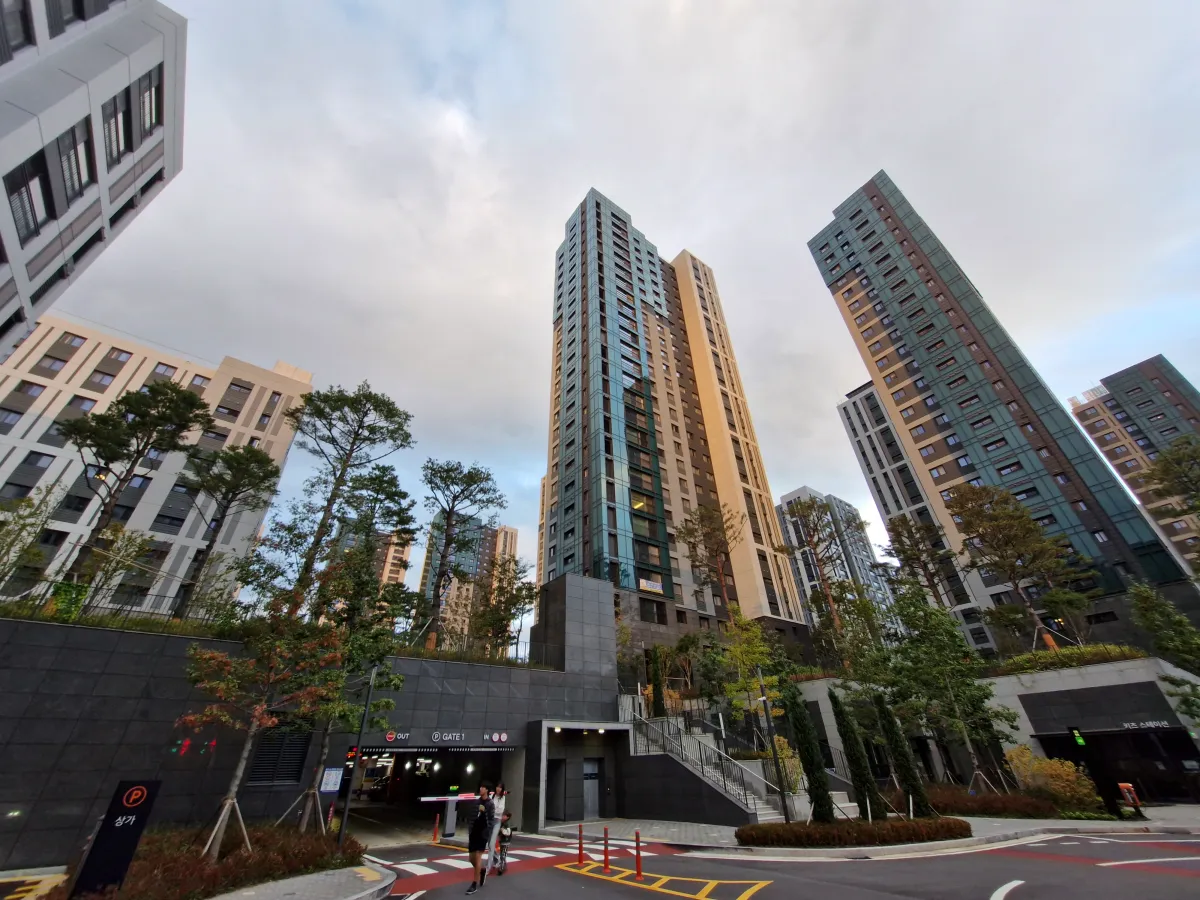 노을빛-아래에-있는-신축-아파트-전경-모습