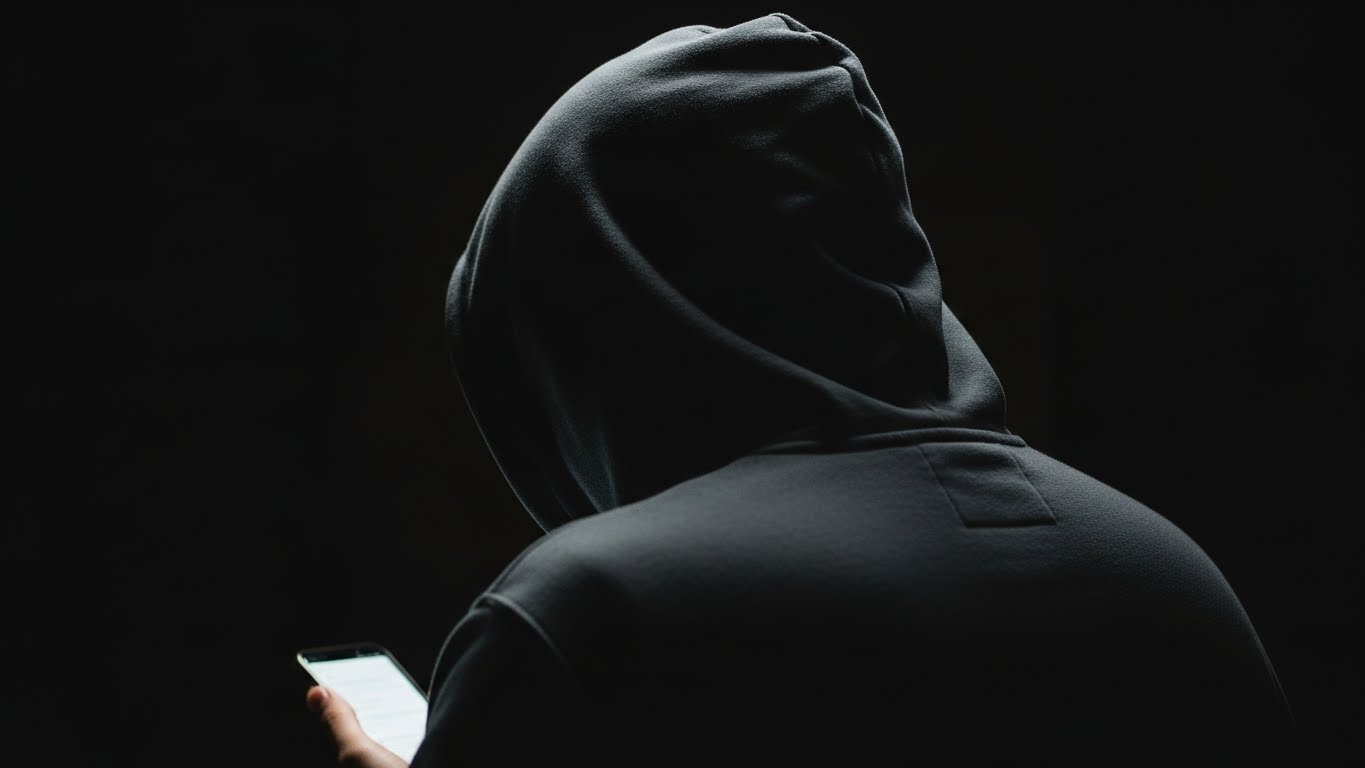 후드티를 입은 남성 이미지