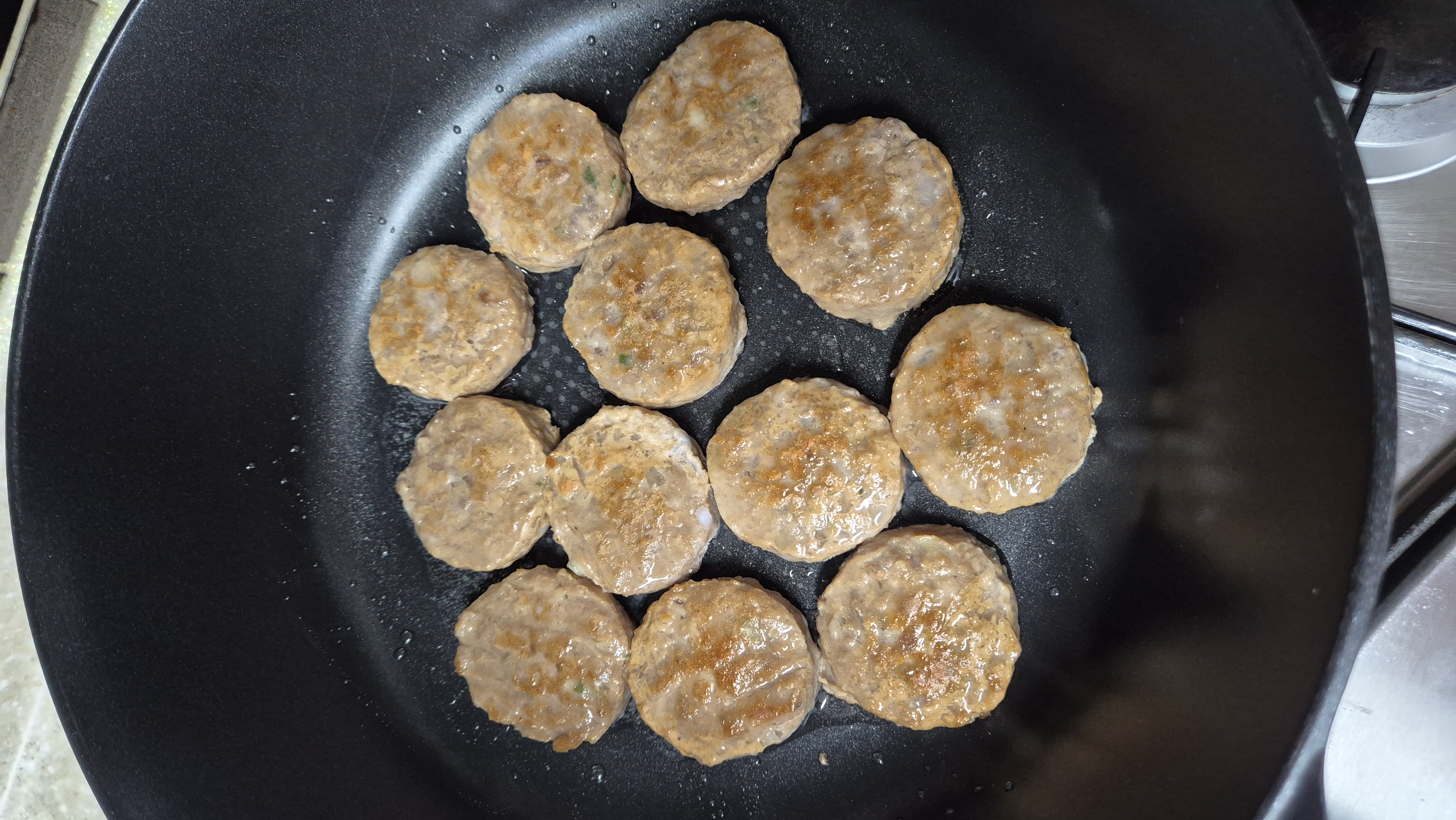 노릇하게 익고 있는 홈플러스 떡갈비 한입도톰