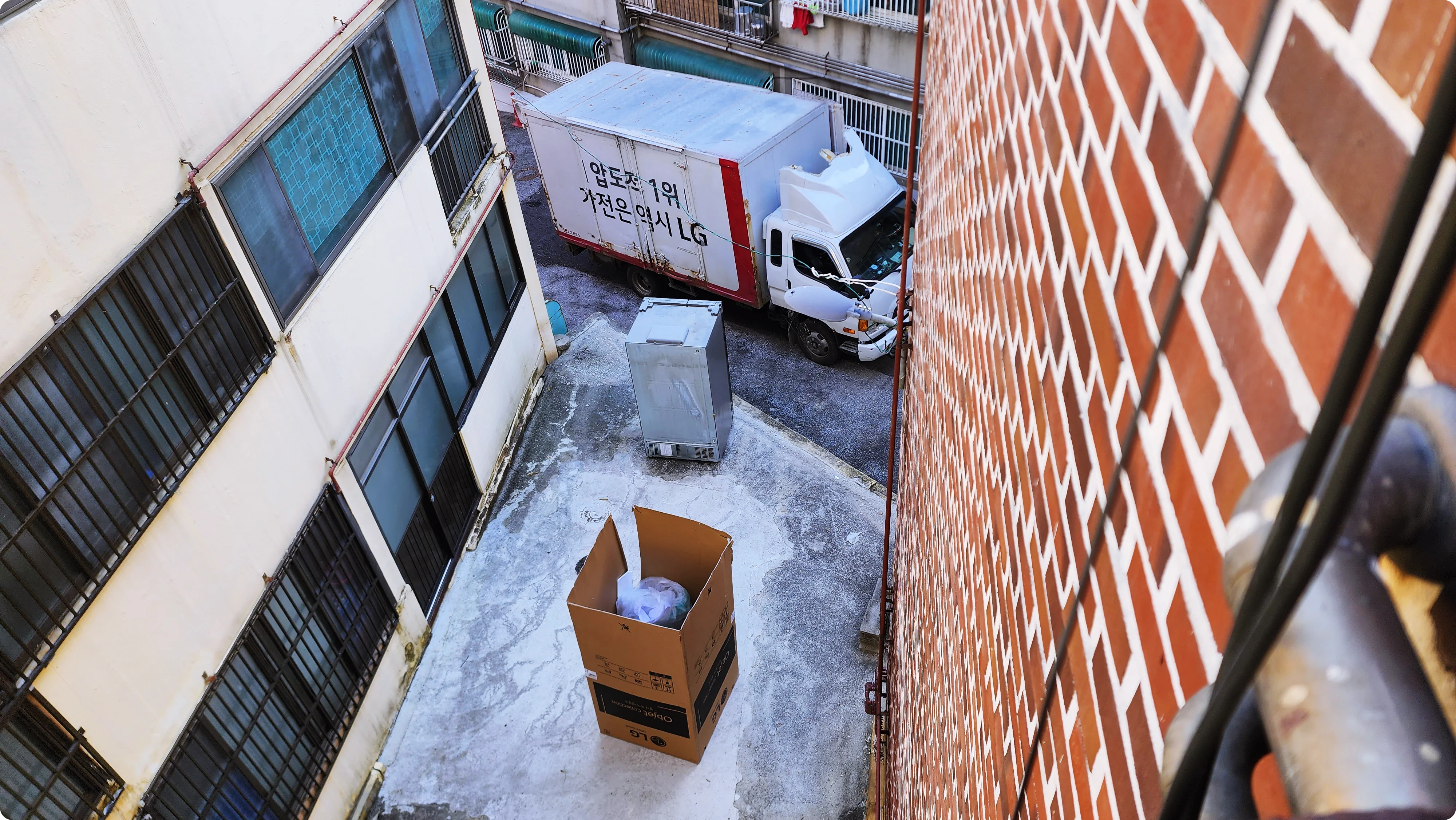 LG에서 고장난 냉장고를 수거중