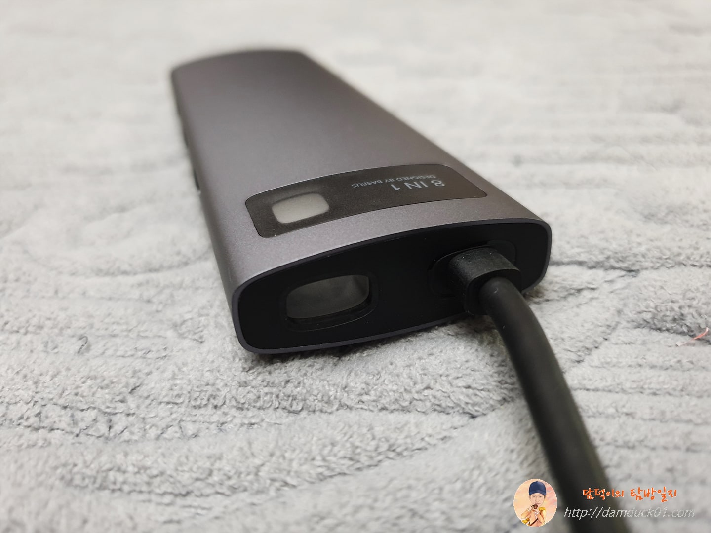 베이스어스 메탈글림 C타입 8-in-1 허브 도킹 스테이션 상단 모습