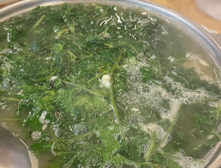 맛있게 끓고 있는 6시내고향 도다리쑥국