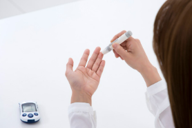 혈당을-체크하고-있는-모습