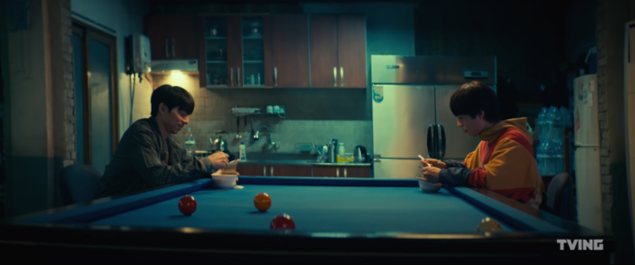 티격태격하다가도 라면먹을땐 화해모드.. (영화 '서복')