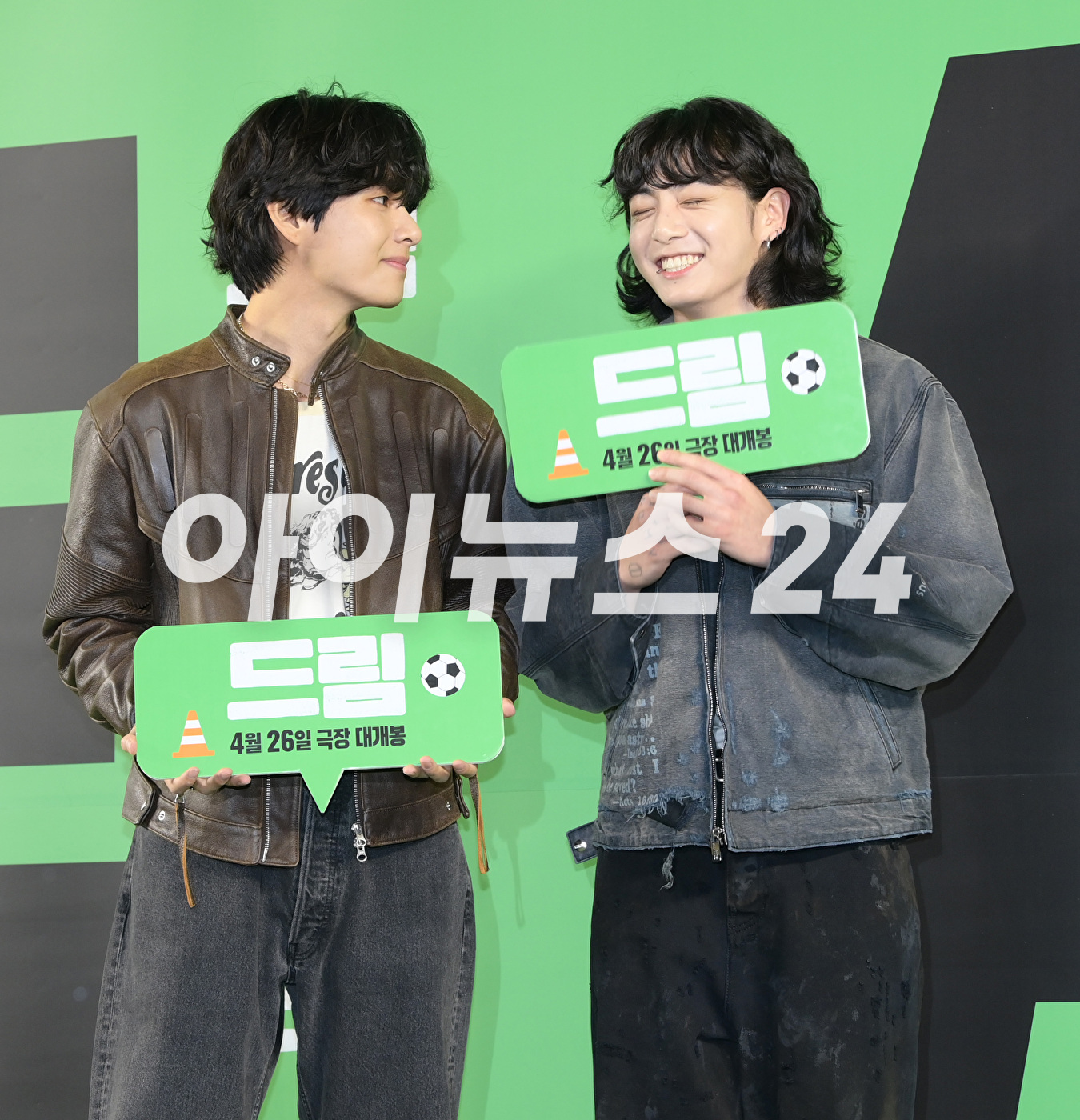 그룹 방탄소년단(BTS) 뷔(김태형)가 24일 오후 서울 강남구 삼성동 메가박스 코엑스에서 열린 영화 '드림'(감독 이병헌) VIP 시사회에 참석하고 있다. [사진=정소희 기자]