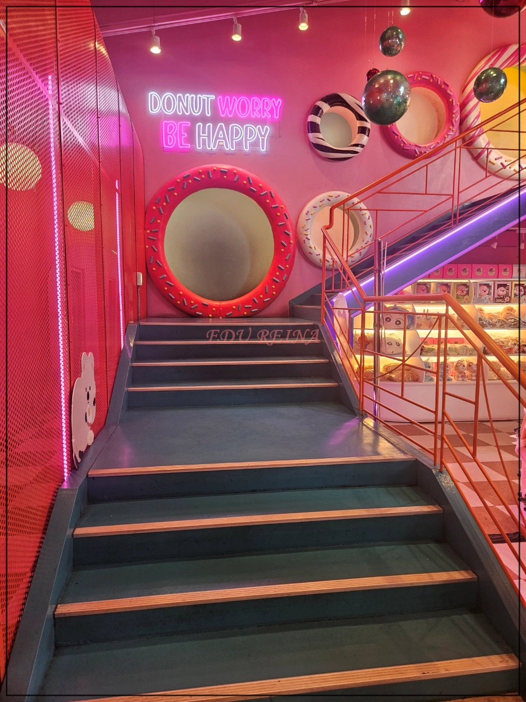 파주-말똥도넛-디저트-타운-2층-계단