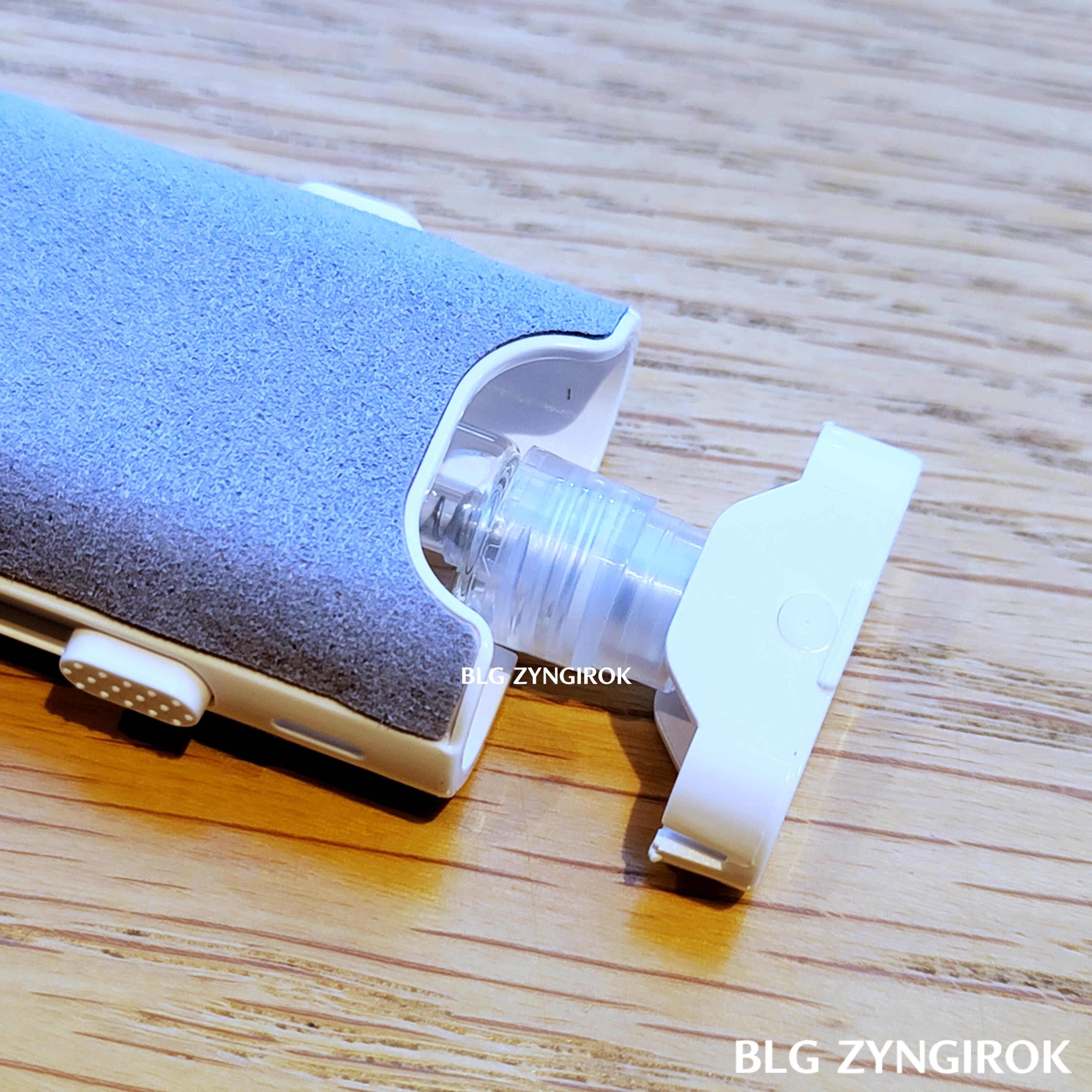 Multifunctional Cleaning Kit 용액 버튼을 잡아 당겨서 용기가 나온 모습이다.