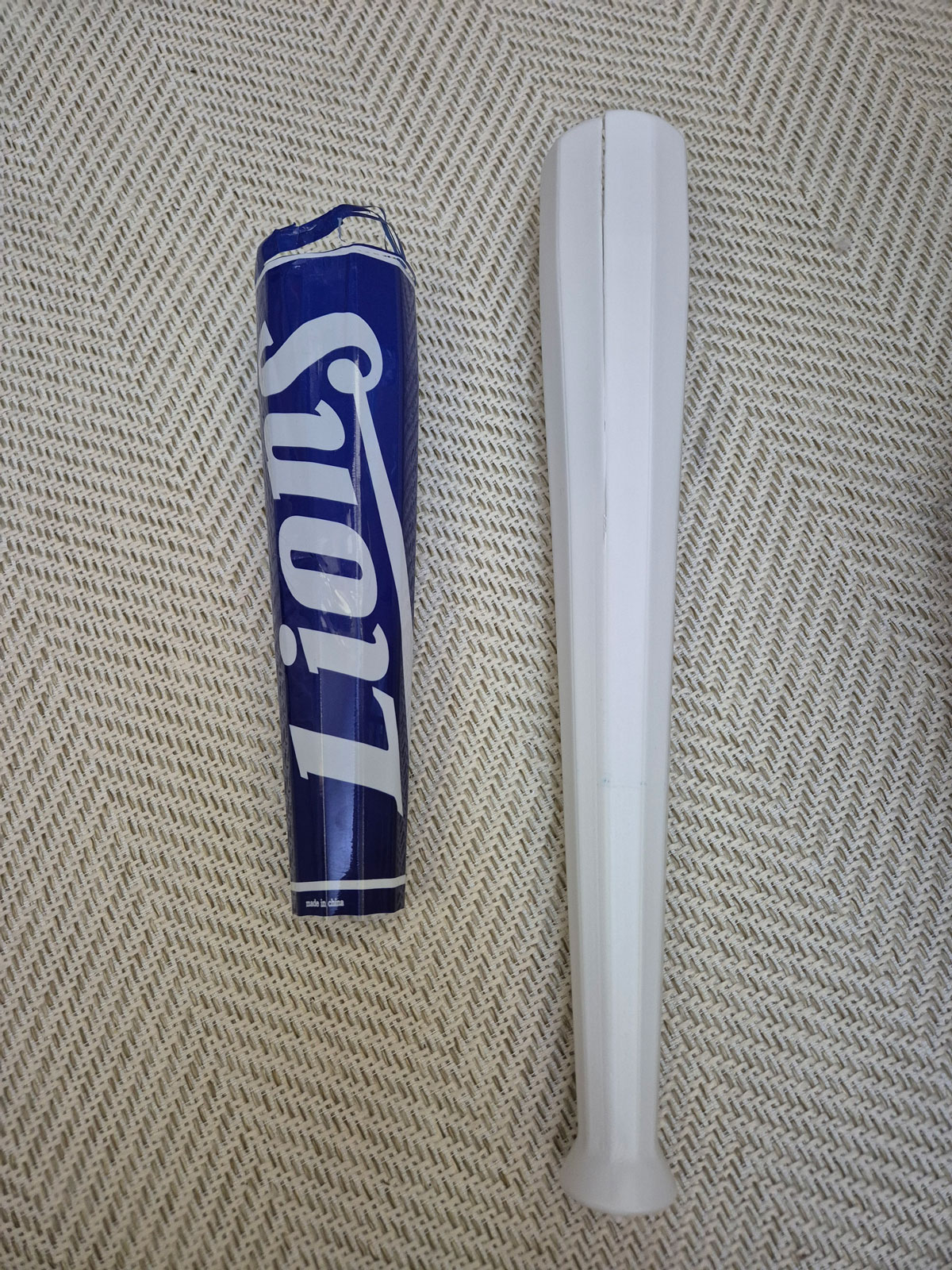 부서진 삼성라이온즈 팔각봉에 겉 필름지를 벗겨낸 사진