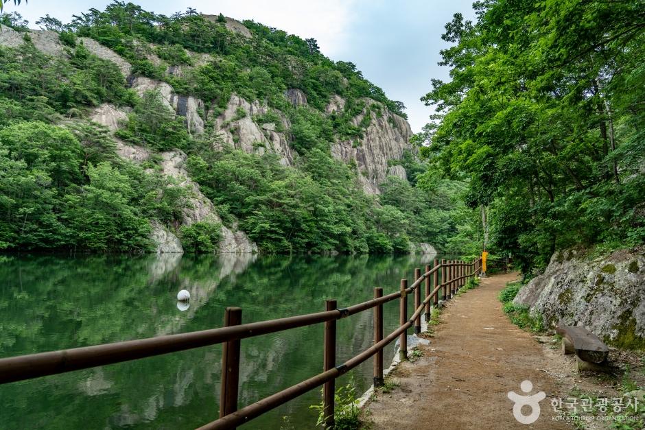 변산반도는 서해 쪽을 외변산, 내륙 쪽을 내변산으로 구분하며, 내변산에는 봉래구곡이 굽이굽이 이어진다.