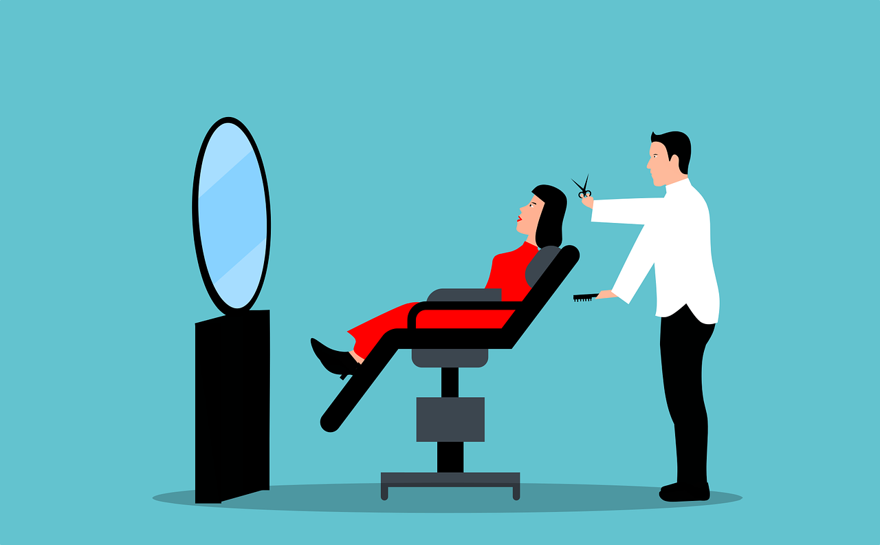 미용사가 손님의 머리를 가위로 다듬고 있는 모습입니다.