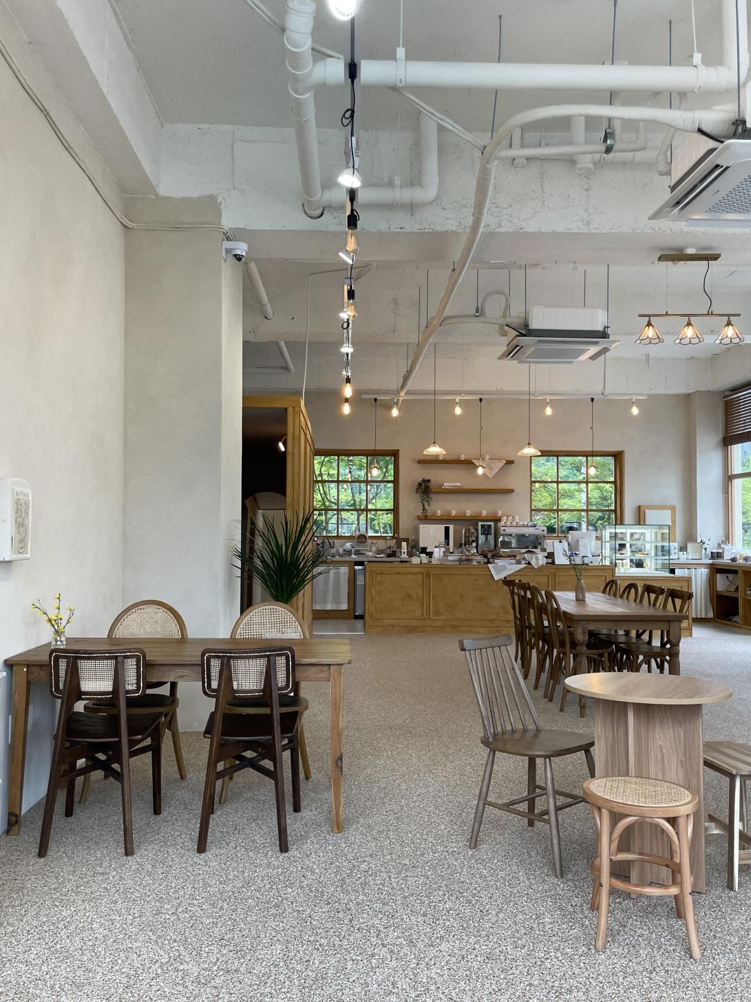 브라운테이블-내부