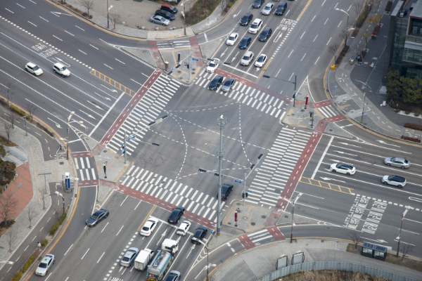 복잡한 교차로에서 안전하게 운전하는 법, 사고를 예방하는 꿀팁! 🚦💡
