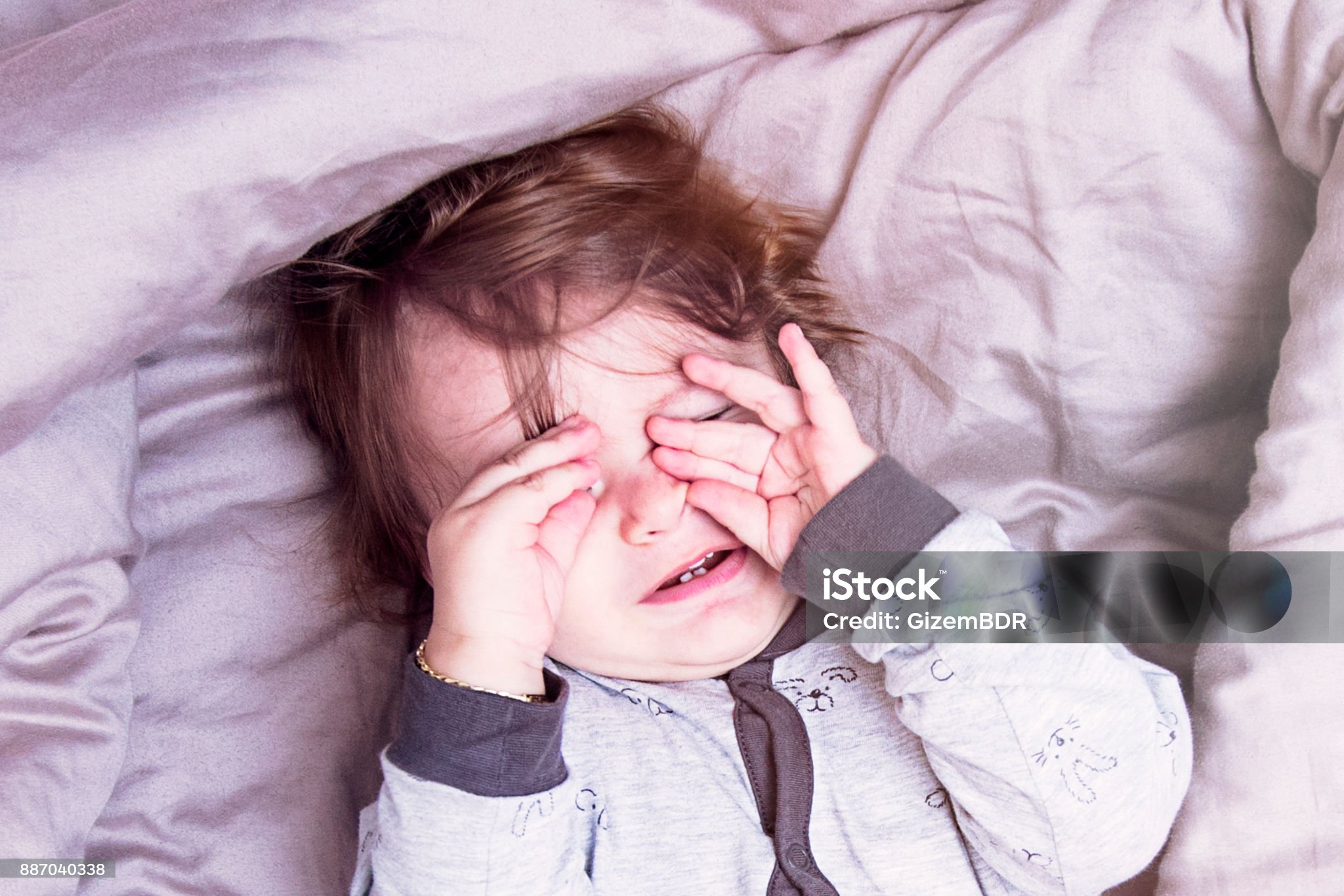 손바닥으로 눈을 가린 남자 아이