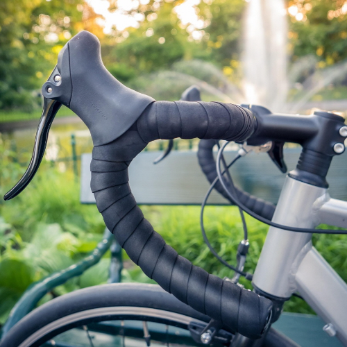 로드바이크 핸들바 테이프의 질감과 사용 흔적이 드러난 모습