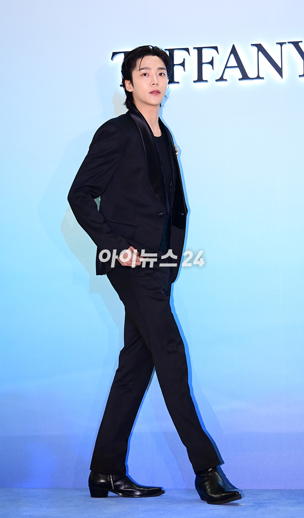 배우 로운이 14일 서울 잠실 롯데월드타워몰에서 열린 한 주얼리 브랜드 팝업 스토어 행사에 참석하고 있다. [사진=정소희 기자]