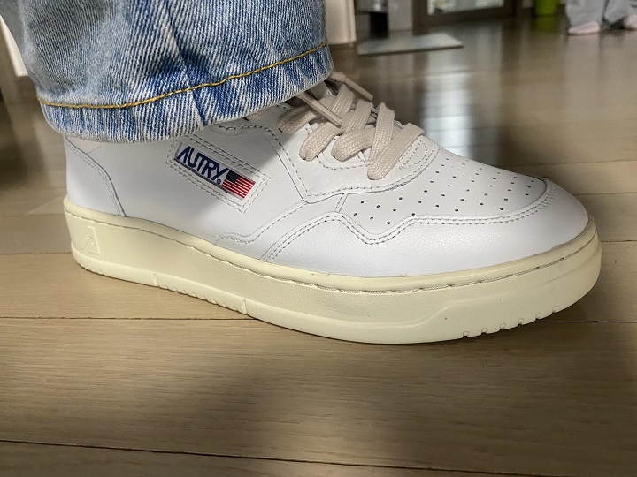 청바지에-흰색-운동화-옆면-바깥쪽